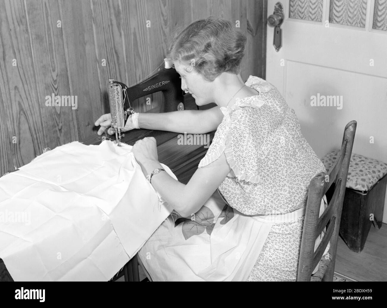 Hausfrau Mit Nähmaschine, 1940 Stockfoto