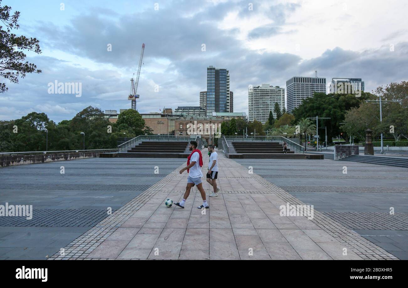 Sydney. April 2020. Das Foto vom 10. April 2020 zeigt Menschen, die in der Innenstadt von Sydney, Australien, spazieren gehen. Die australischen Behörden haben erneut die Bedeutung sozialer Distanzierungsregeln bekräftigt, da die Ausbreitung der neuen Coronavirus-Krankheit (COVID-19) im Land weiter verlangsamt wird. In Australien gab es am Freitagmorgen 6,152 bestätigte COVID-19-Fälle, ein Anstieg von 1.6 Prozent gegenüber 6,052 am Donnerstagmorgen. Kredit: Bai Xuefei/Xinhua/Alamy Live News Stockfoto