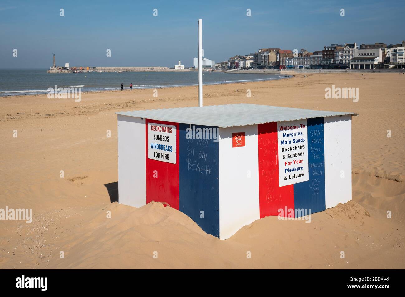 Kreideschreiben, die Menschen sagen, sich vom Margate Beach fernzuhalten, ist an einem leeren Strand in Margate, Kent, während des Osterfeiertags sichtbar, während Großbritannien weiterhin in der Sperre bleibt, um die Ausbreitung des Coronavirus einzudämmen. Stockfoto