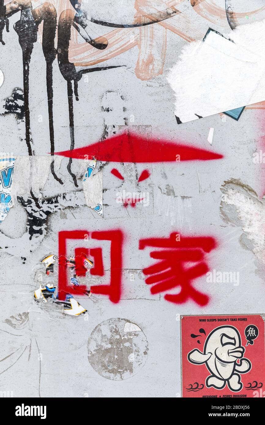 'Chinese go Home'; rassistische Schablonengraffiti mit rassischem Stereotyp und chinesischen Schriftzeichen Stockfoto