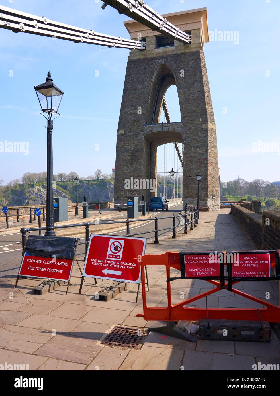 Einschränkungen der Clifton Suspension Bridge in Bristol während der Coronavirus-Pandemie von 2020 - ein Einbahnsystem ohne laufende Überholmanöde oder Plausern Stockfoto