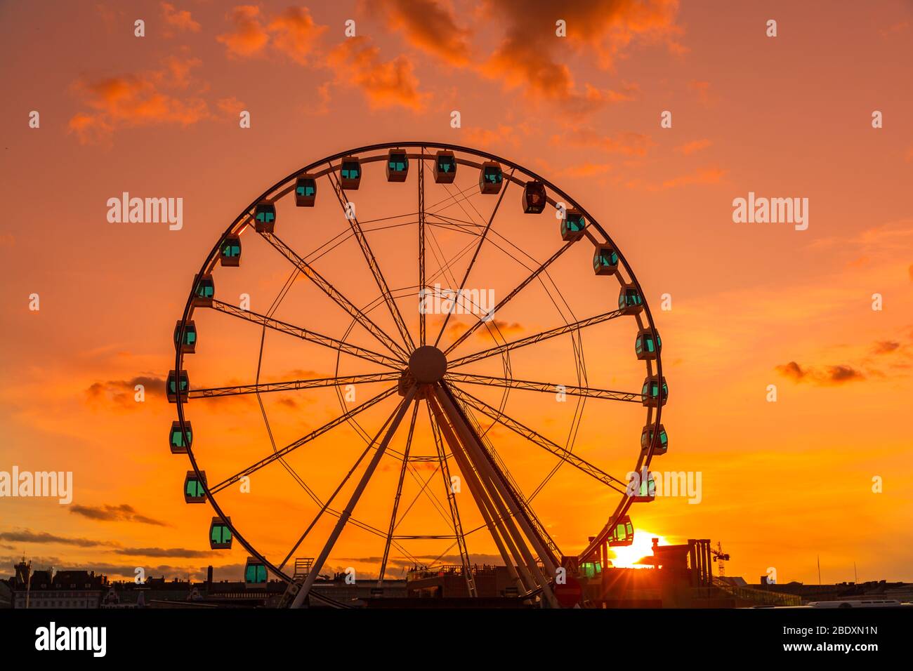 Riesenrad bei Sonnenuntergang, buntes Himmel und Riesenrad. Stockfoto