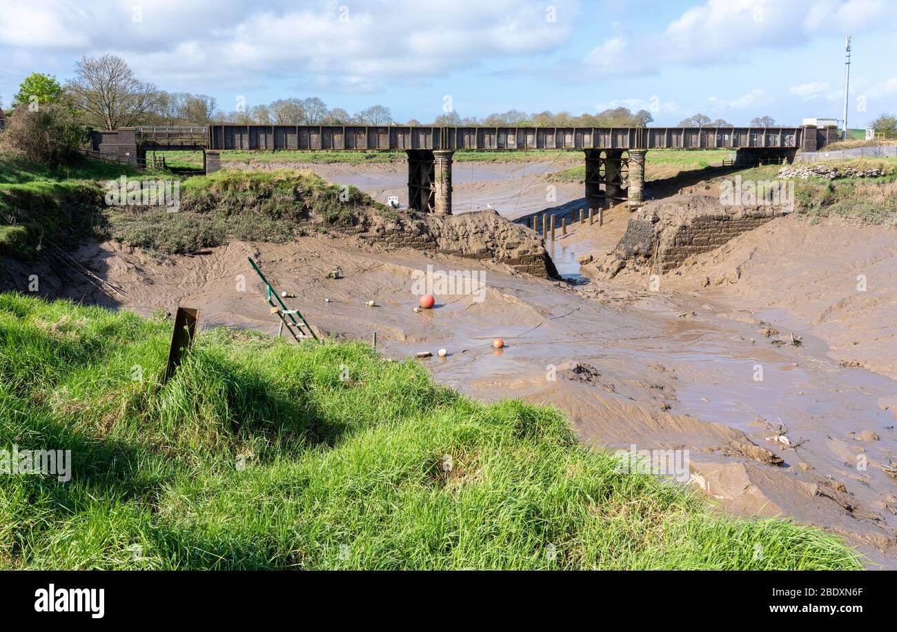 Eisenbahnbrücke auf der Severn Beach Line, die den Fluss Trym überquert, während sie in die Avon at Sea Mills in der Nähe von Bristol UK eindringt Stockfoto