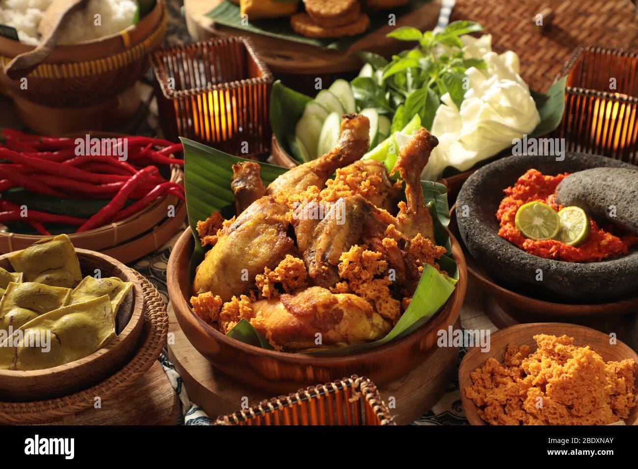 Ayam Penyet. Javanesische zertrümmerte, dann gebratene Hähnchenform mit roter Chilischote. Stockfoto