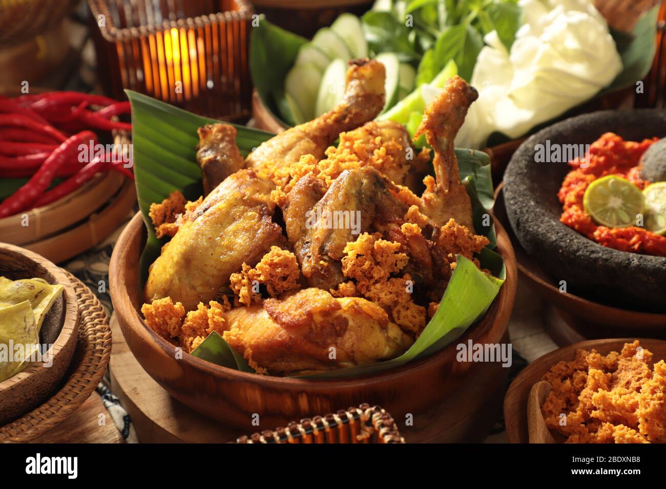 Ayam Penyet. Javanesische zertrümmerte, dann gebratene Hähnchenform mit roter Chilischote. Stockfoto