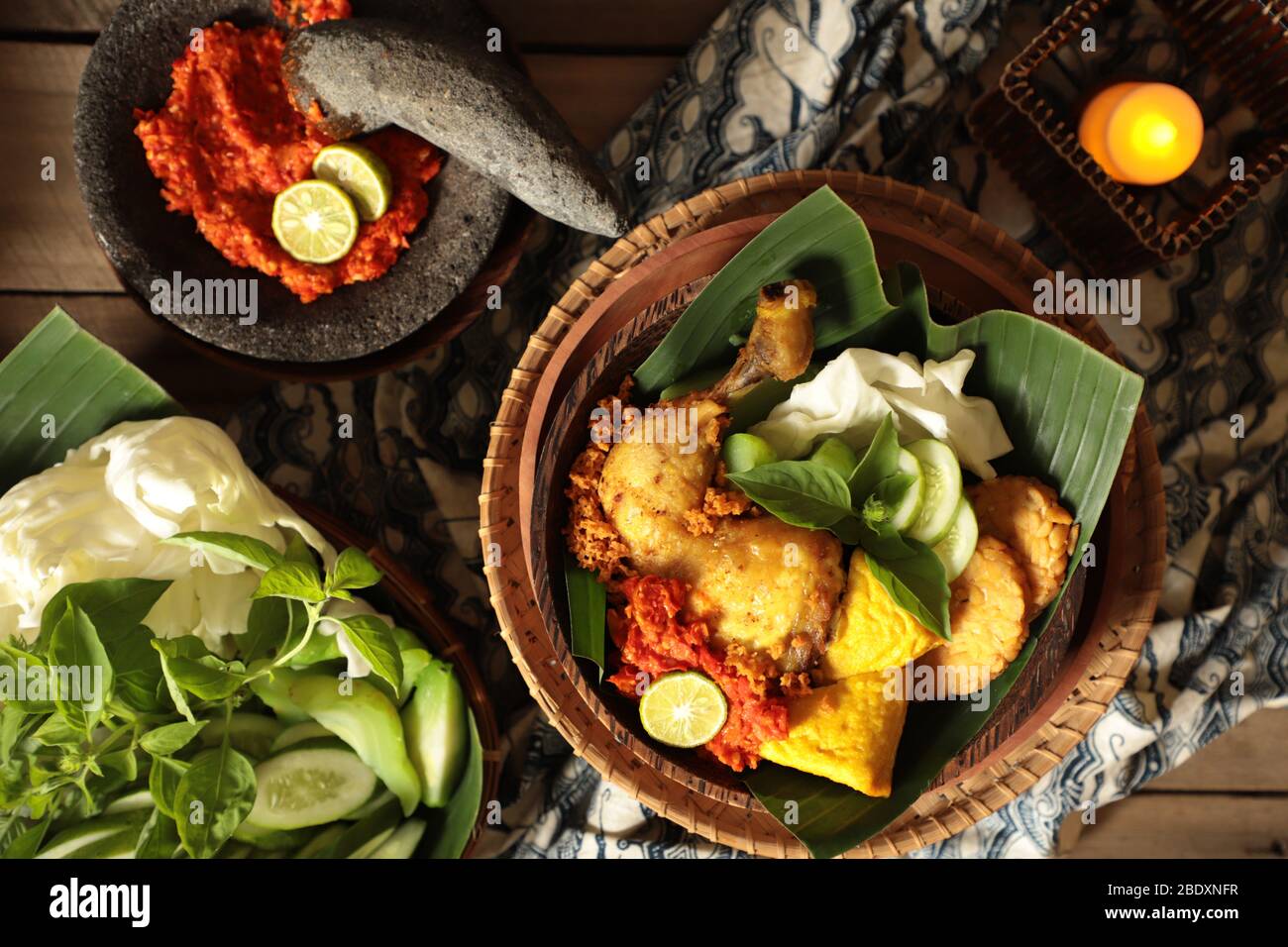 Ayam Penyet. Javanesische zertrümmerte, dann gebratene Hähnchenform mit roter Chilischote. Stockfoto