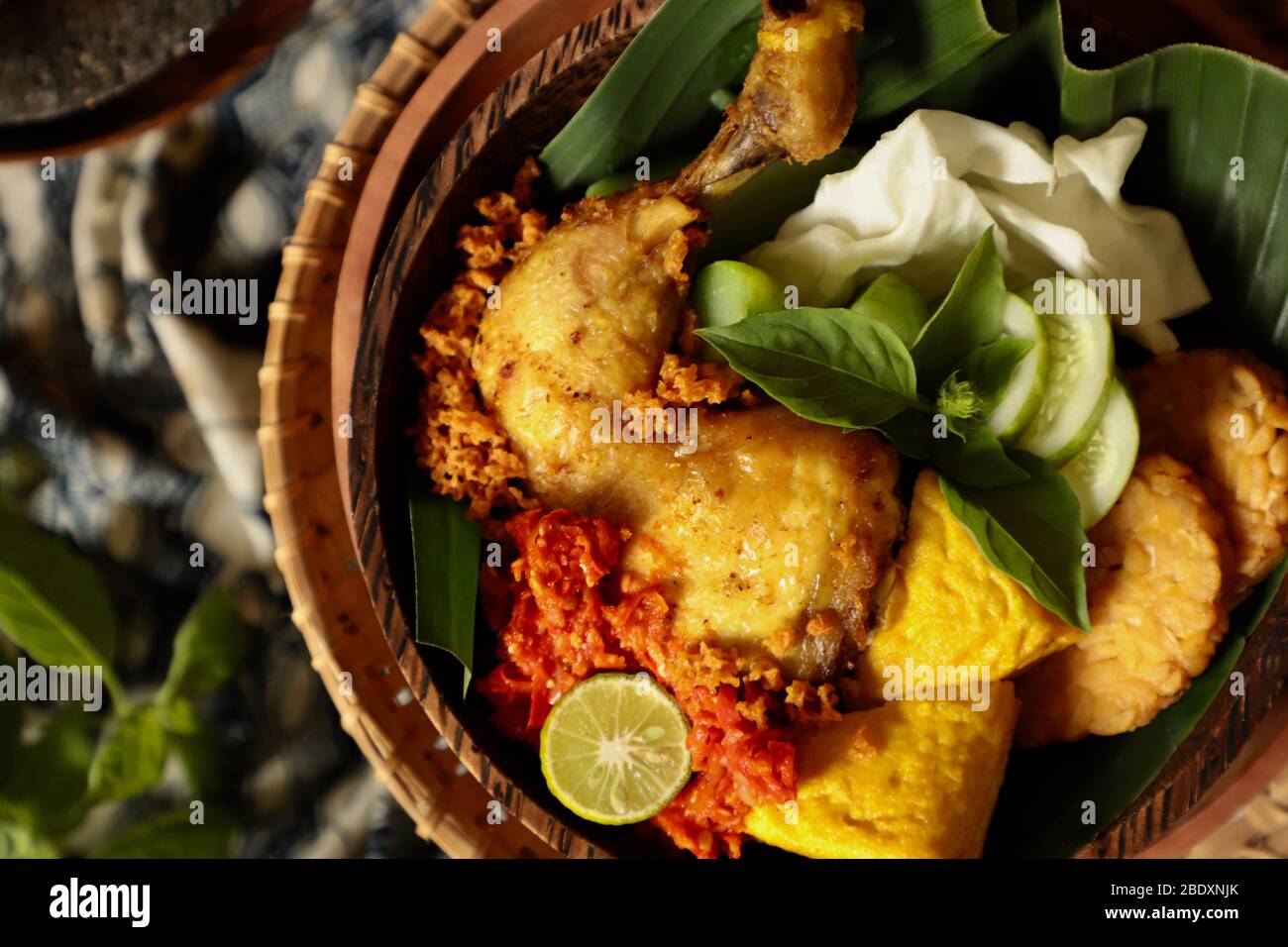 Ayam Penyet. Javanesische zertrümmerte, dann gebratene Hähnchenform mit roter Chilischote. Stockfoto