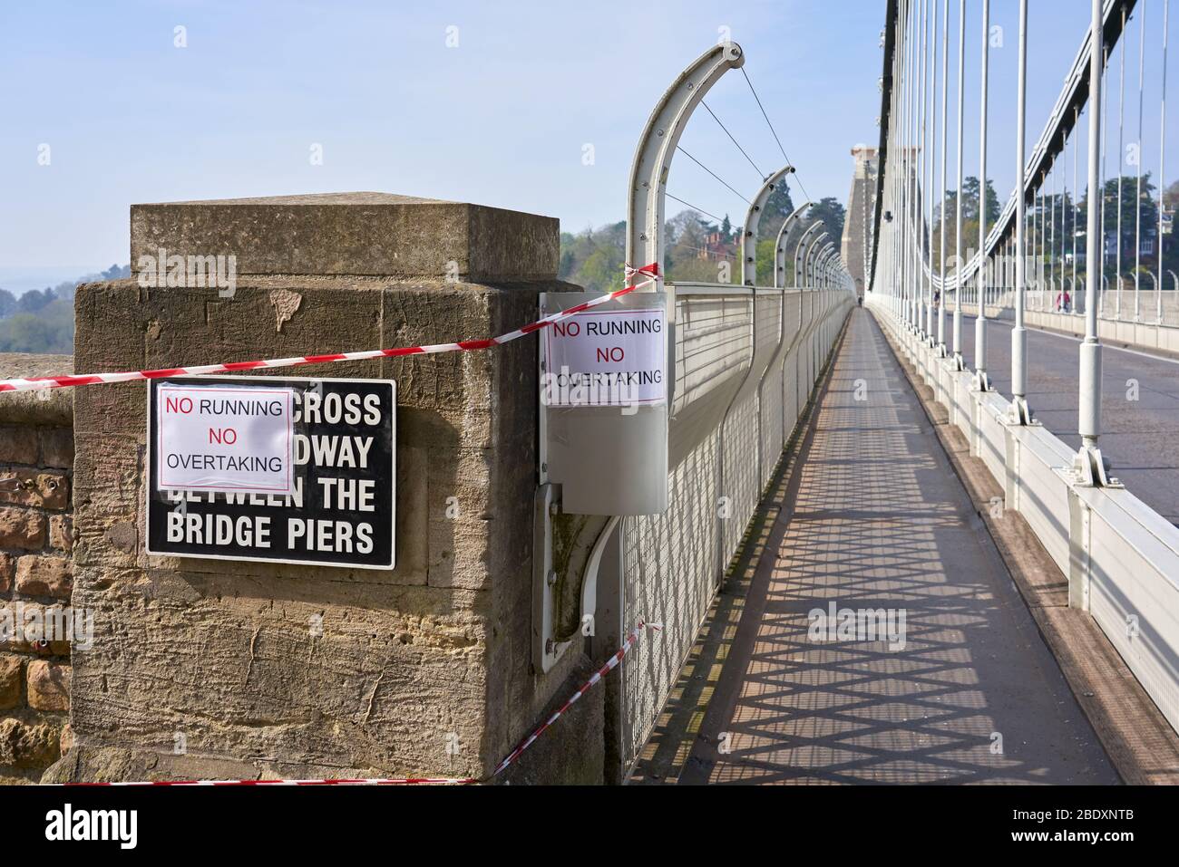 Einschränkungen der Clifton Suspension Bridge in Bristol während der Coronavirus-Pandemie von 2020 - ein Einbahnsystem ohne laufende Überholmanöde oder Plausern Stockfoto