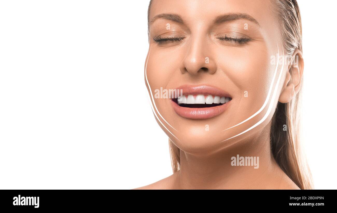Porträt einer lächelnden Frau mit Gesichtsstraffung im Gesicht. Foto auf weißem Hintergrund. Konzept für das Faceleben. Stockfoto