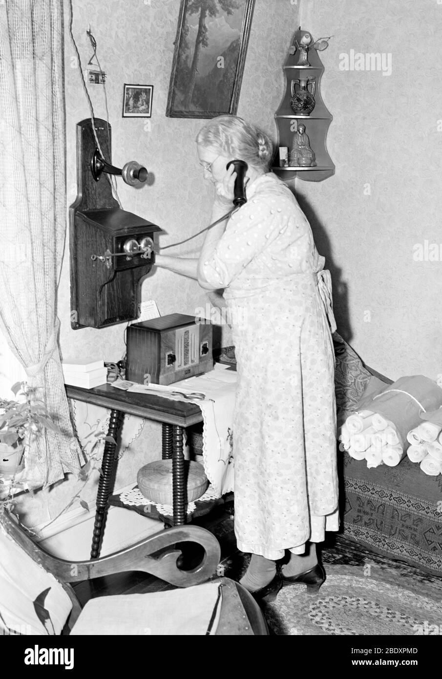 Altmodisches Kurbel-Telefon, 1940 Stockfoto