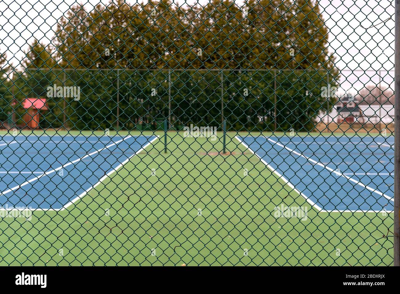 Kettengliederzaun um einen Tennisplatz Stockfoto