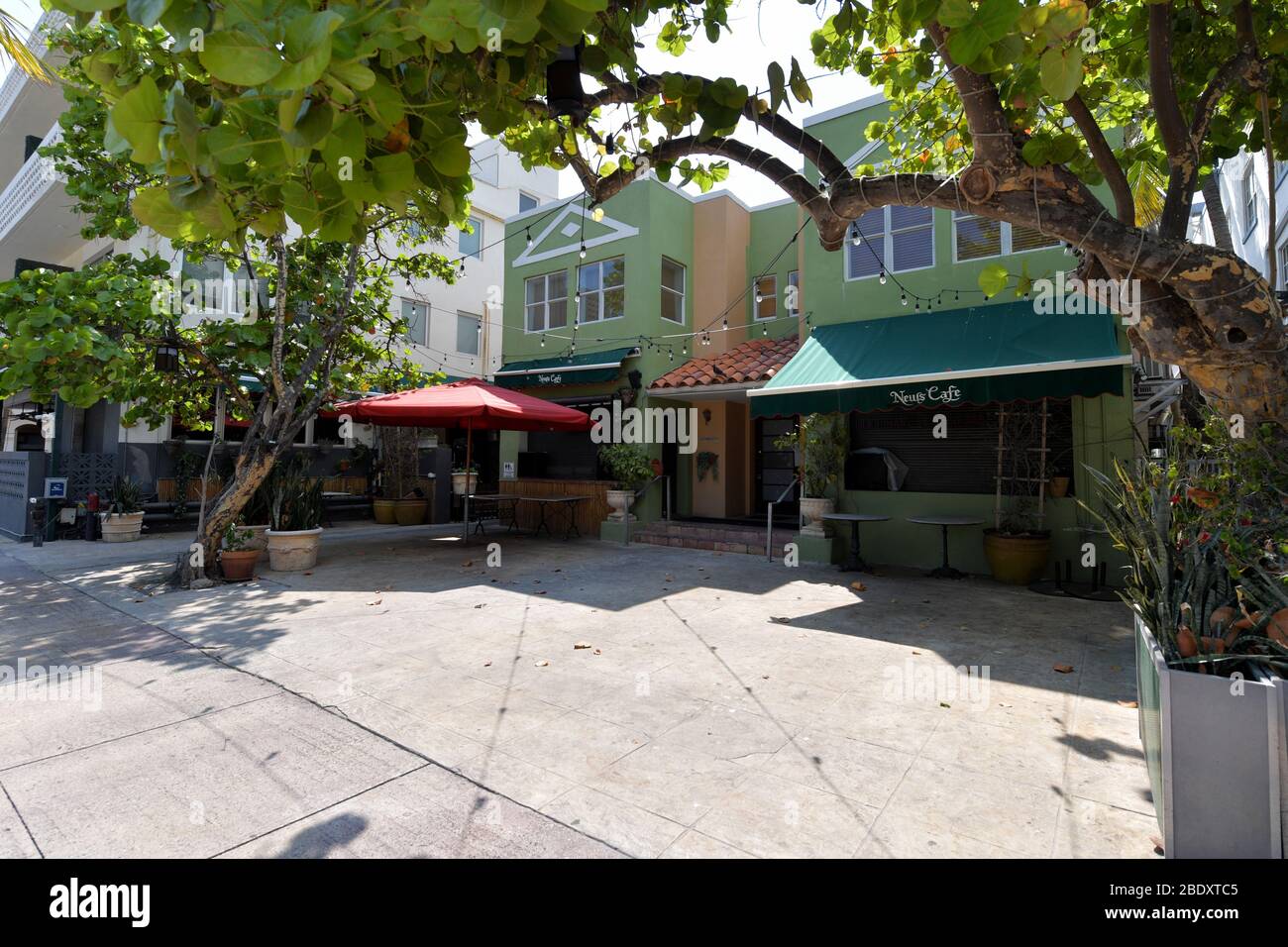 Miami, Florida, USA. April 2020. Miami Beach hat eine unheimliche Ruhe und Ruhe, da Touristenattraktionen und Hot Spots wie Ocean Drive, Lincoln Road, das Design District und das Wynwood Art District alle leer sind, da businessÕs und Florida Wirtschaft nach Florida Gov zu einem totalen Stillstand kommen. Ron DeSantis bestellt alle Unterhaltungsorte, Restaurants und Strände in den Grafschaften Dade, Broward und Palm Beach im Namen der öffentlichen Sicherheit zu schließen und in dem Bemühen, die Ausbreitung des Coronavirus am 10. April 2020 in Miami Beach, Florida zu verlangsamen Leute: Nachrichten Cafe Quelle: Storms Media Group/Alamy Live News Stockfoto Miami, Florida, USA. April 2020. Miami Beach hat eine unheimliche Ruhe und Ruhe, da Touristenattraktionen und Hot Spots wie Ocean Drive, Lincoln Road, das Design District und das Wynwood Art District alle leer sind, da businessÕs und Florida Wirtschaft nach Florida Gov zu einem totalen Stillstand kommen. Ron DeSantis bestellt alle Unterhaltungsorte, Restaurants und Strände in den Grafschaften Dade, Broward und Palm Beach im Namen der öffentlichen Sicherheit zu schließen und in dem Bemühen, die Ausbreitung des Coronavirus am 10. April 2020 in Miami Beach, Florida zu verlangsamen Leute: Nachrichten Cafe Quelle: Storms Media Group/Alamy Live News Stockfoto