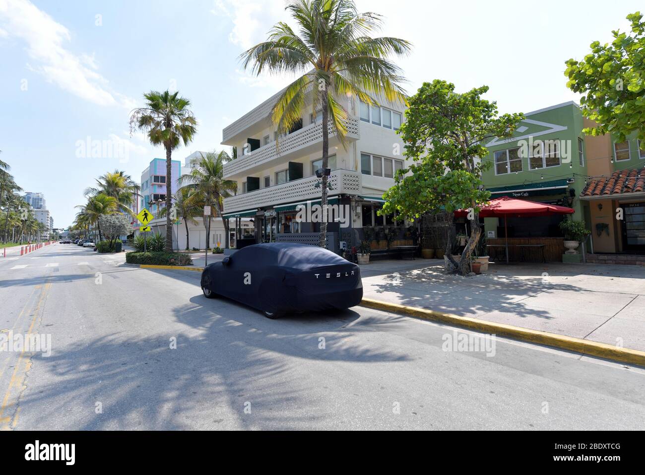 Miami, Florida, USA. April 2020. Miami Beach hat eine unheimliche Ruhe und Ruhe, da Touristenattraktionen und Hot Spots wie Ocean Drive, Lincoln Road, das Design District und das Wynwood Art District alle leer sind, da businessÕs und Florida Wirtschaft nach Florida Gov zu einem totalen Stillstand kommen. Ron DeSantis bestellt alle Unterhaltungsorte, Restaurants und Strände in den Grafschaften Dade, Broward und Palm Beach im Namen der öffentlichen Sicherheit zu schließen und in dem Bemühen, die Ausbreitung des Coronavirus am 10. April 2020 in Miami Beach, Florida zu verlangsamen Leute: Nachrichten Cafe Quelle: Storms Media Group/Alamy Live News Stockfoto Miami, Florida, USA. April 2020. Miami Beach hat eine unheimliche Ruhe und Ruhe, da Touristenattraktionen und Hot Spots wie Ocean Drive, Lincoln Road, das Design District und das Wynwood Art District alle leer sind, da businessÕs und Florida Wirtschaft nach Florida Gov zu einem totalen Stillstand kommen. Ron DeSantis bestellt alle Unterhaltungsorte, Restaurants und Strände in den Grafschaften Dade, Broward und Palm Beach im Namen der öffentlichen Sicherheit zu schließen und in dem Bemühen, die Ausbreitung des Coronavirus am 10. April 2020 in Miami Beach, Florida zu verlangsamen Leute: Nachrichten Cafe Quelle: Storms Media Group/Alamy Live News Stockfoto
