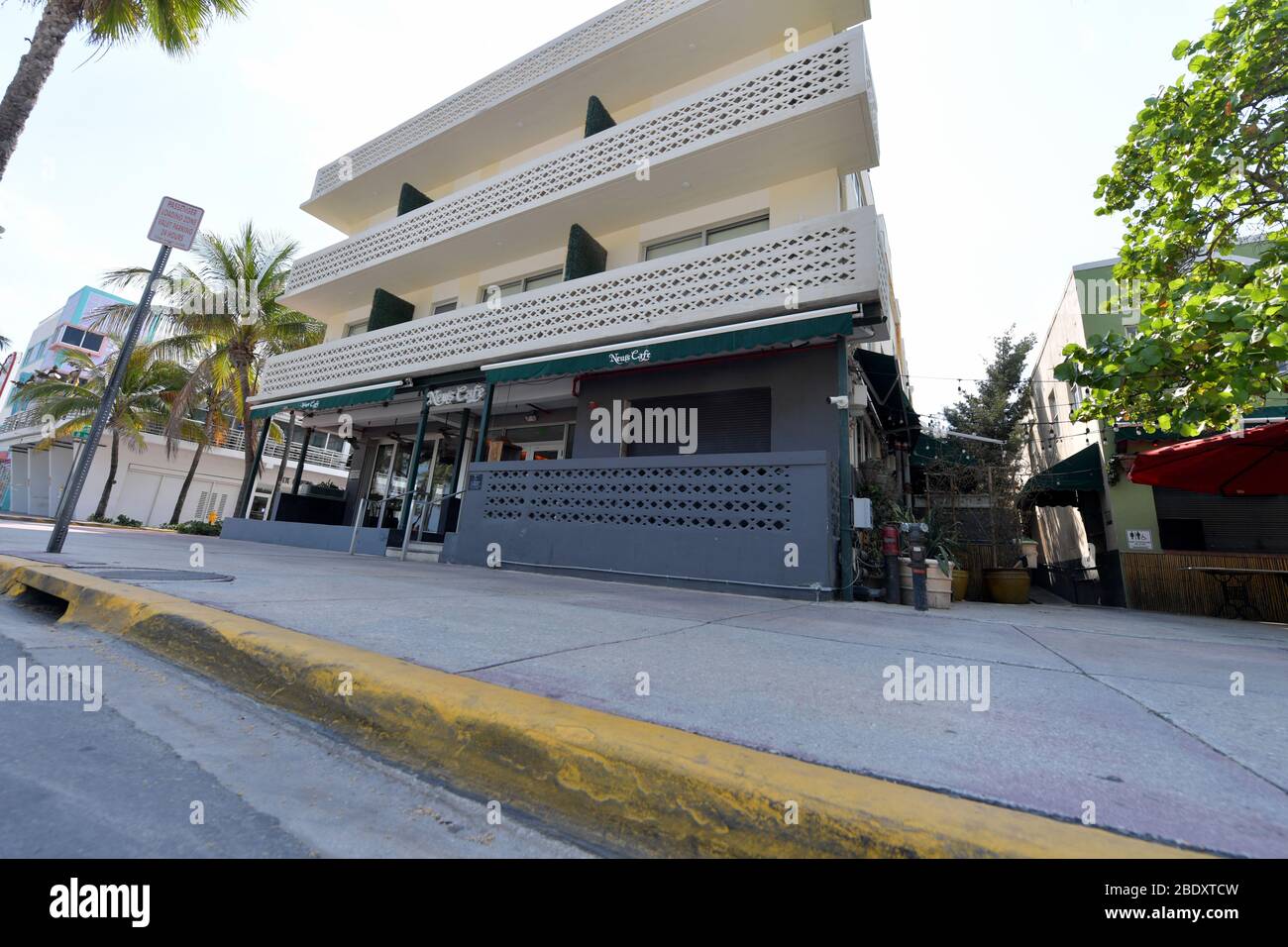 Miami, Florida, USA. April 2020. Miami Beach hat eine unheimliche Ruhe und Ruhe, da Touristenattraktionen und Hot Spots wie Ocean Drive, Lincoln Road, das Design District und das Wynwood Art District alle leer sind, da businessÕs und Florida Wirtschaft nach Florida Gov zu einem totalen Stillstand kommen. Ron DeSantis bestellt alle Unterhaltungsorte, Restaurants und Strände in den Grafschaften Dade, Broward und Palm Beach im Namen der öffentlichen Sicherheit zu schließen und in dem Bemühen, die Ausbreitung des Coronavirus am 10. April 2020 in Miami Beach, Florida zu verlangsamen Leute: Nachrichten Cafe Quelle: Storms Media Group/Alamy Live News Stockfoto Miami, Florida, USA. April 2020. Miami Beach hat eine unheimliche Ruhe und Ruhe, da Touristenattraktionen und Hot Spots wie Ocean Drive, Lincoln Road, das Design District und das Wynwood Art District alle leer sind, da businessÕs und Florida Wirtschaft nach Florida Gov zu einem totalen Stillstand kommen. Ron DeSantis bestellt alle Unterhaltungsorte, Restaurants und Strände in den Grafschaften Dade, Broward und Palm Beach im Namen der öffentlichen Sicherheit zu schließen und in dem Bemühen, die Ausbreitung des Coronavirus am 10. April 2020 in Miami Beach, Florida zu verlangsamen Leute: Nachrichten Cafe Quelle: Storms Media Group/Alamy Live News Stockfoto