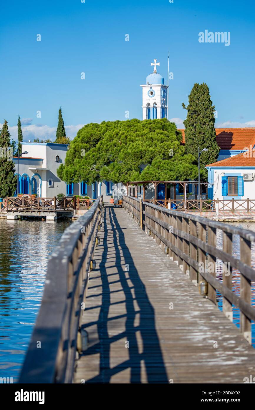 Das schöne Kloster St. Nikolaus am Vistonida-See, Porto Lagos, Xanthi Region in Nordgriechenland, Blick mit der Wasserbrücke Stockfoto