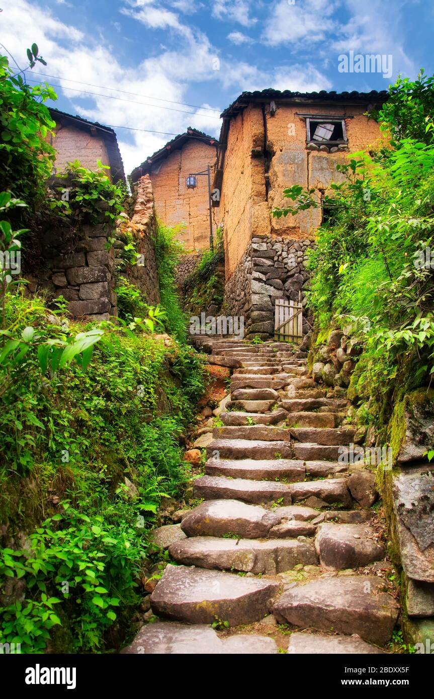 Stufen führen zu verwitterten Gebäuden mit Kenggen Stone Dorf in Yunhe County Zhejiang Provinz china. Stockfoto