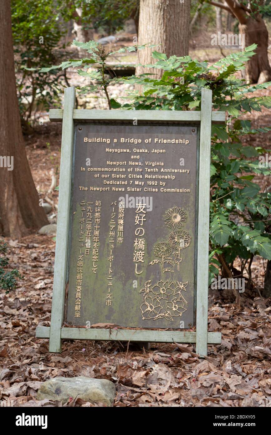 Newport News, VA/USA - 4. März 2020: Die Gedenktafel zum zehnjährigen Bestehen der Brücke im japanischen Friedensgarten im Newport News Park. Stockfoto