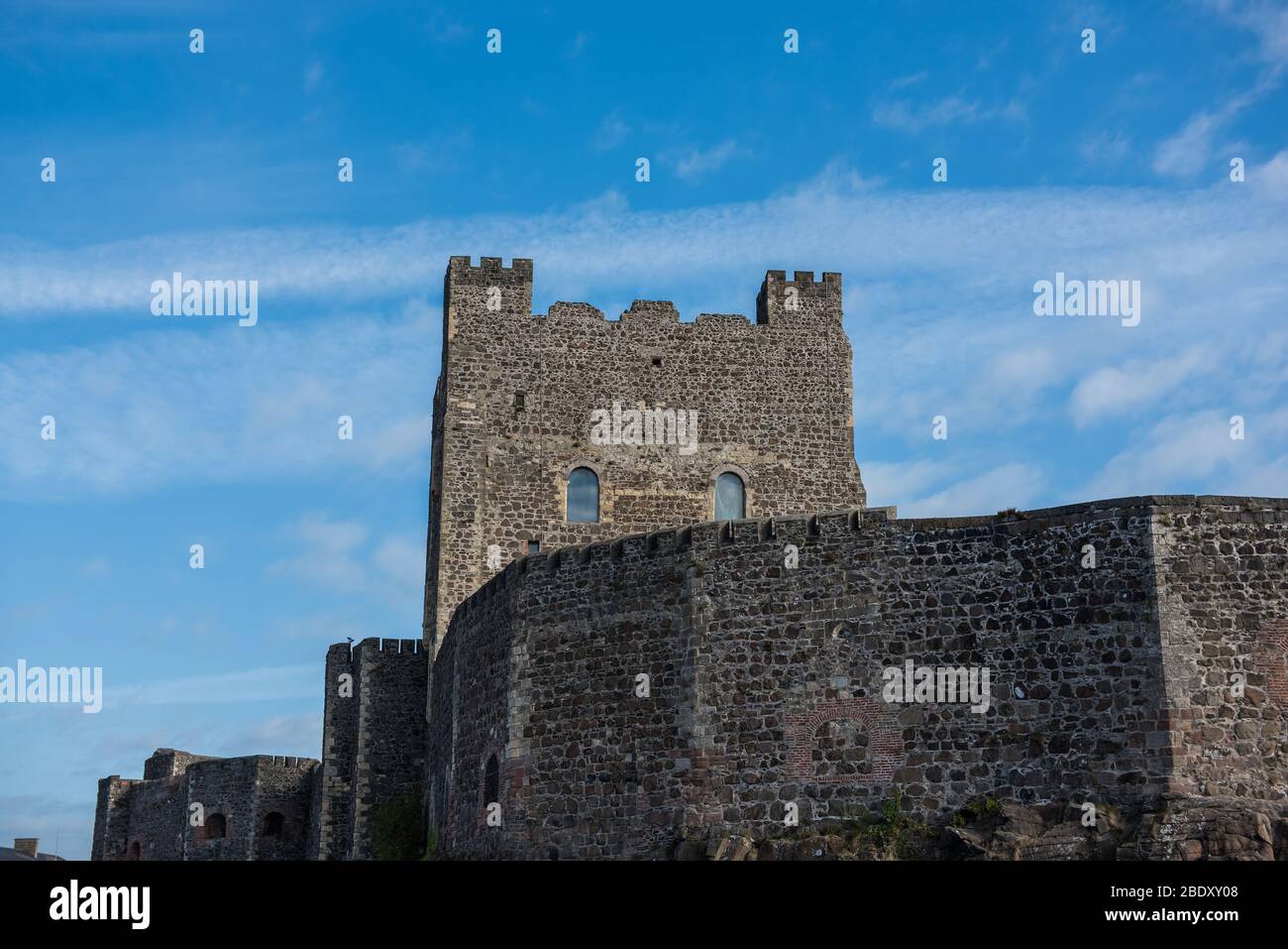 Mittelalterliches Normannisches Schloss und Hafen in Carrickfergus bei Belfast Stockfoto