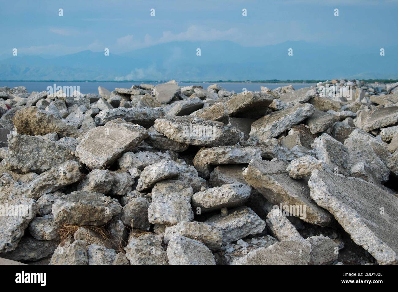 Betonsteine stapelten sich am Meer Stockfoto