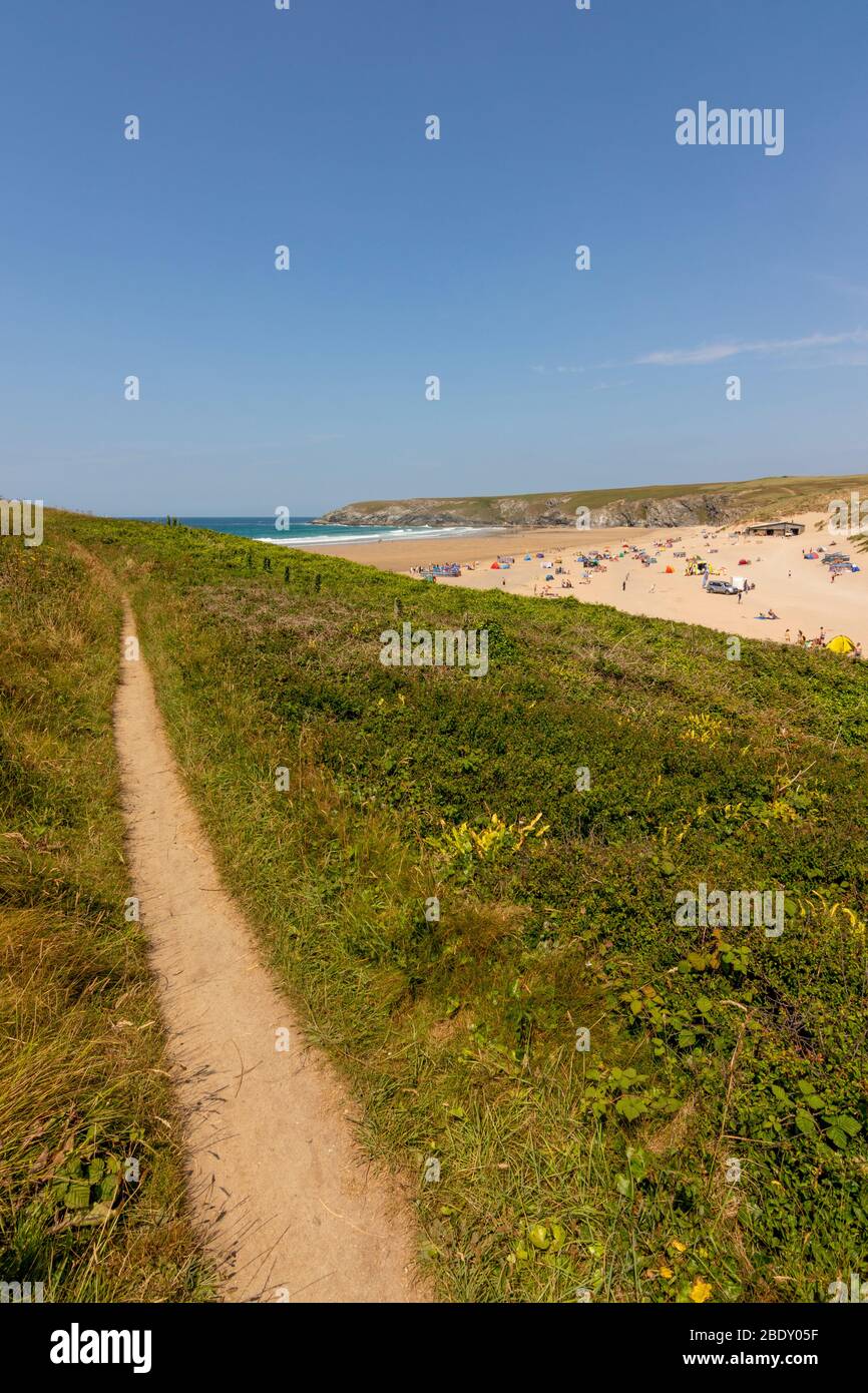 Der South West Coast Path verlässt den Holywell Beach und führt in Richtung Süden nach Perranporth - Holywell, im Norden von Cornwall, Großbritannien. Stockfoto