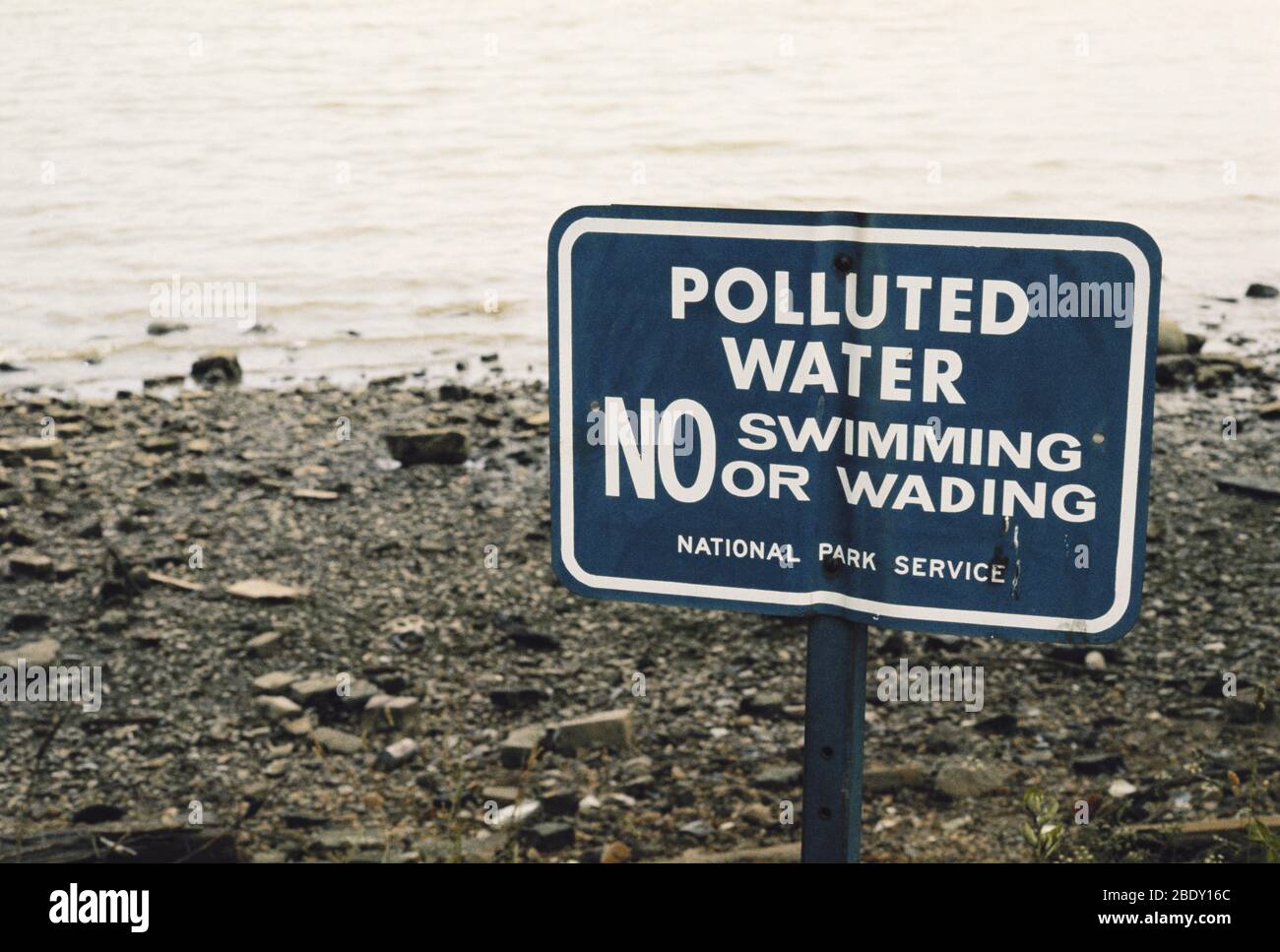 Verschmutzter Potomac River Stockfoto