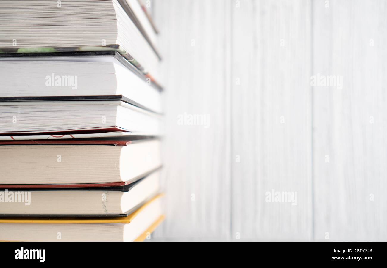 Buchstapel auf weißem Holztisch. Draufsicht hellen Hintergrund der Home-Bibliothek mit Platz für Text. World Book Day Stockfoto
