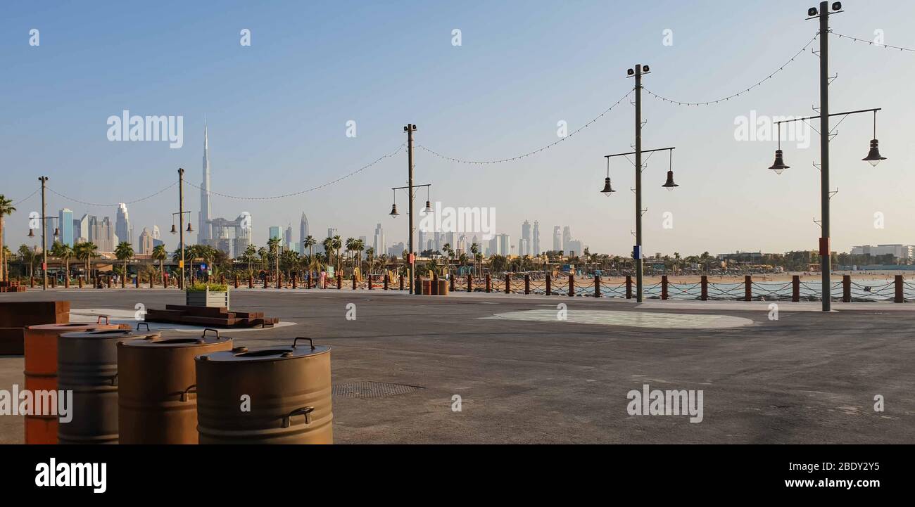 La Mer in Dubai, UAE, als am 15. Juli 2019 gesehen. Es ist eine neue Strandpromenade mit Geschäften und Restaurants in Jumeirah. - Bild Stockfoto