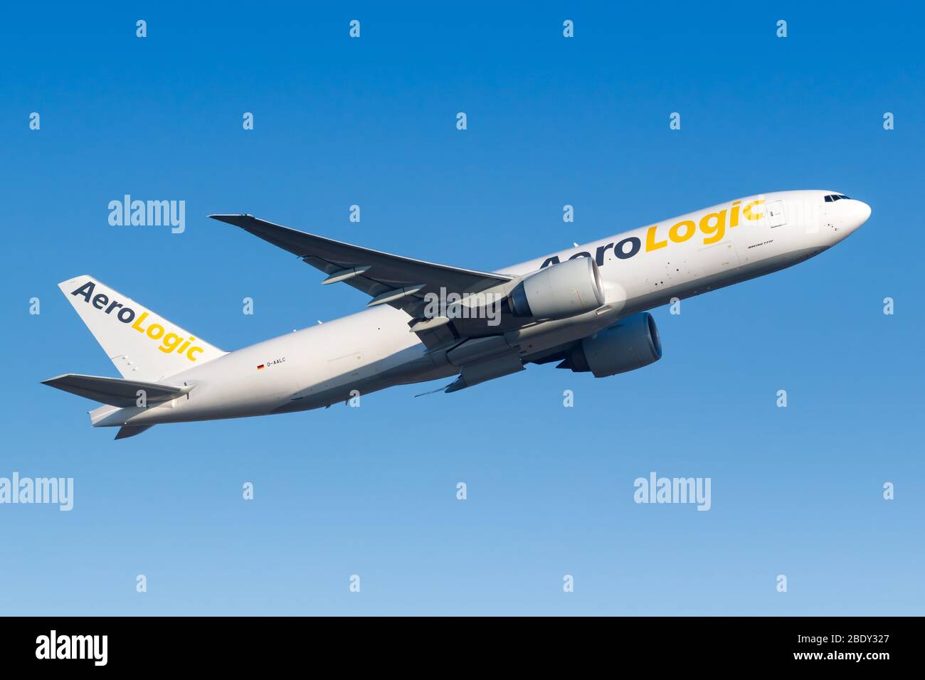 Frankfurt, Deutschland – 7. April 2020: AeroLogic Boeing 777F Flugzeug am Flughafen Frankfurt (FRA) in Deutschland. Boeing ist ein amerikanischer Flugzeughersteller Stockfoto