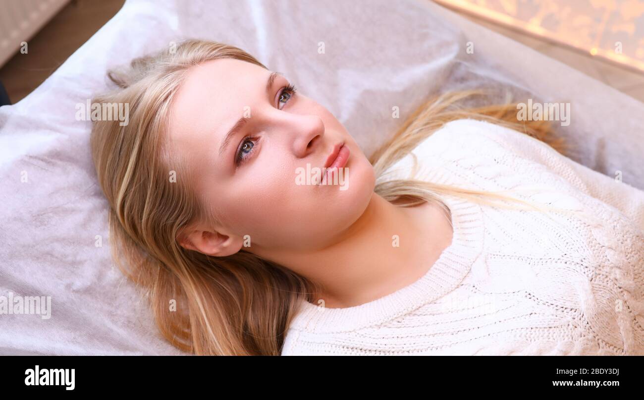 Gut aussehende Dame im Pullover Stockfoto