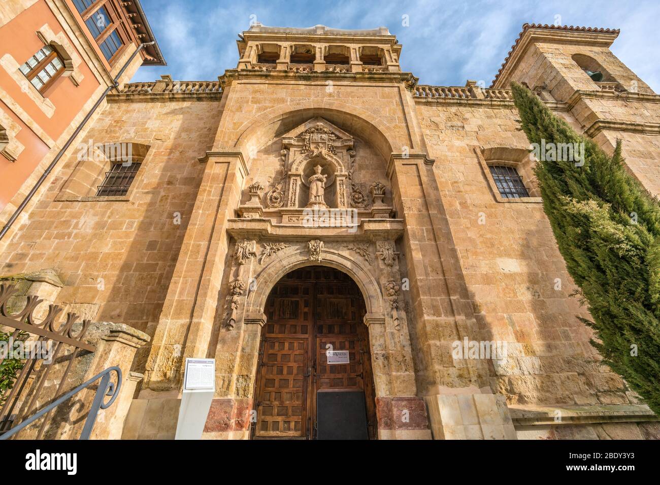 Salamanca, Spanien - 3. Februar 2019 : Außenansicht der Kirche San Millan. Gebäude im romanischen Stil. Beherbergt historisches Museum (Monumenta Salamanca) Stockfoto