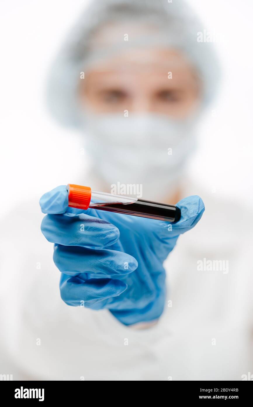 Professionelle Assistentin hält Röhre Blut, um Coronavirus-Test in der Klinik zu machen Stockfoto