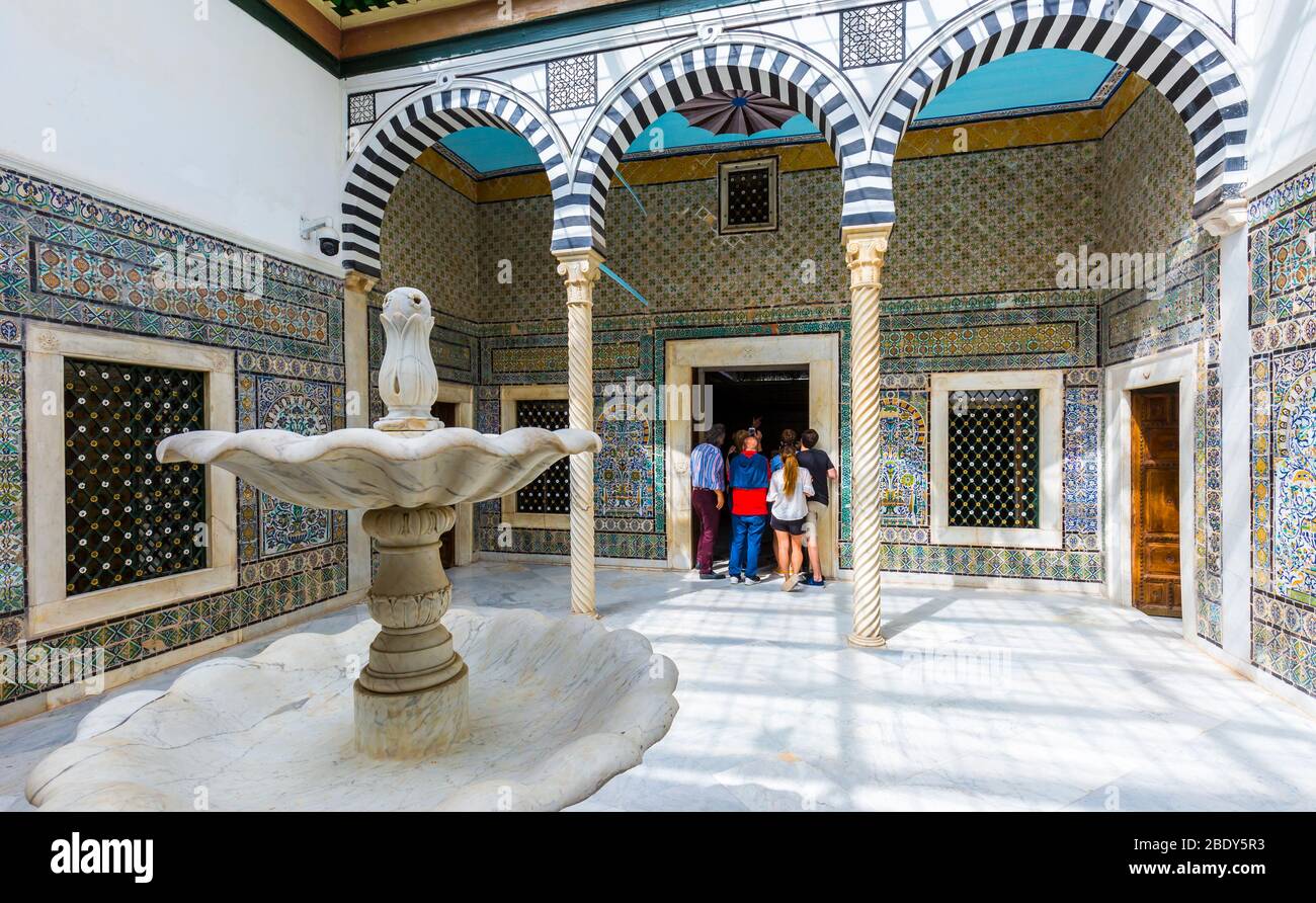 Kleiner Innenhof des Palastes mit einem Marmorbrunnen. Stockfoto