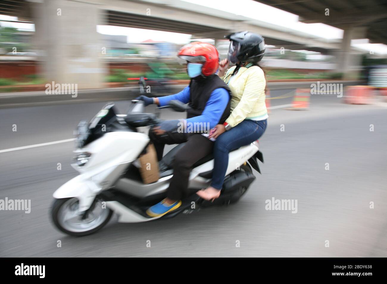 Jakarta, Indonesien. April 2020. Private Motorradfahrer dürfen weiterhin mit Passagieren mitfahren, sowohl Fahrer als auch Beifahrer müssen bei der Umsetzung der Large Scale Social Restrictions (PSBB) in der Sonderhauptstadtregion Jakarta Masken und Handschuhe tragen. Während anwendungsbasierte Zweiradtransporte auf die Verwendung nur für den Transport von Waren erlaubt beschränkt ist. (Foto von Kuncoro Widyo Rumpoko/Pacific Press) Quelle: Pacific Press Agency/Alamy Live News Stockfoto