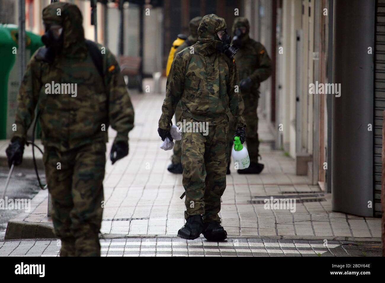 Grao, Spanien. April 2020. Grao, SPANIEN: Am 10. April 2020 laufen mehrere Soldaten in der NBC-Klage während des 28. Tages des spanischen Alarmstaates in Grao, Spanien. (Foto von Alberto Brevers/Pacific Press) Quelle: Pacific Press Agency/Alamy Live News Stockfoto