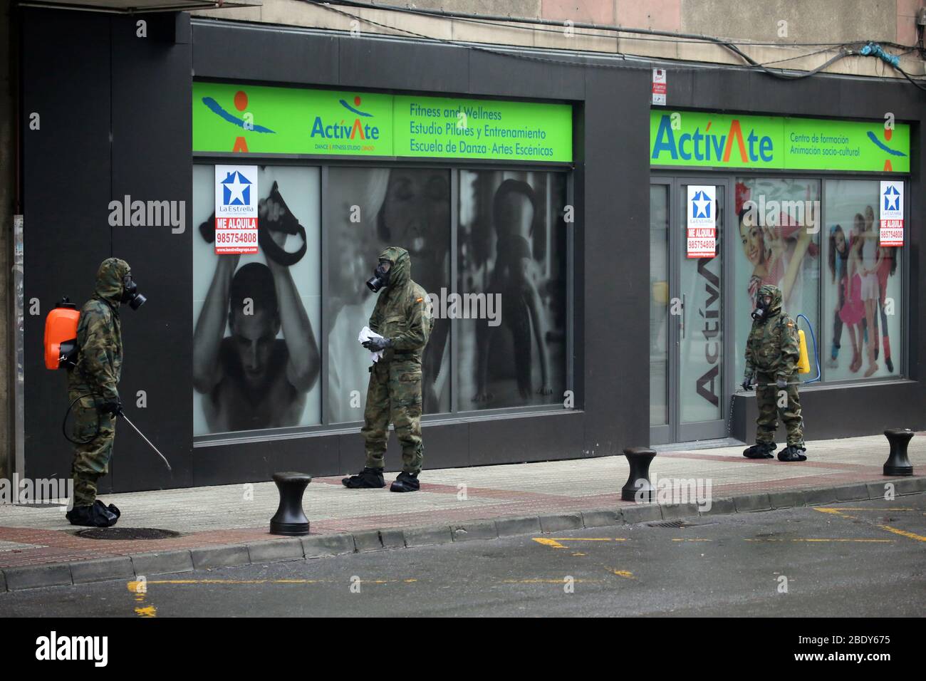 Grao, Spanien. April 2020. Grao, SPANIEN: Am 10. April 2020 laufen mehrere Soldaten in der NBC-Klage während des 28. Tages des spanischen Alarmstaates in Grao, Spanien. (Foto von Alberto Brevers/Pacific Press) Quelle: Pacific Press Agency/Alamy Live News Stockfoto