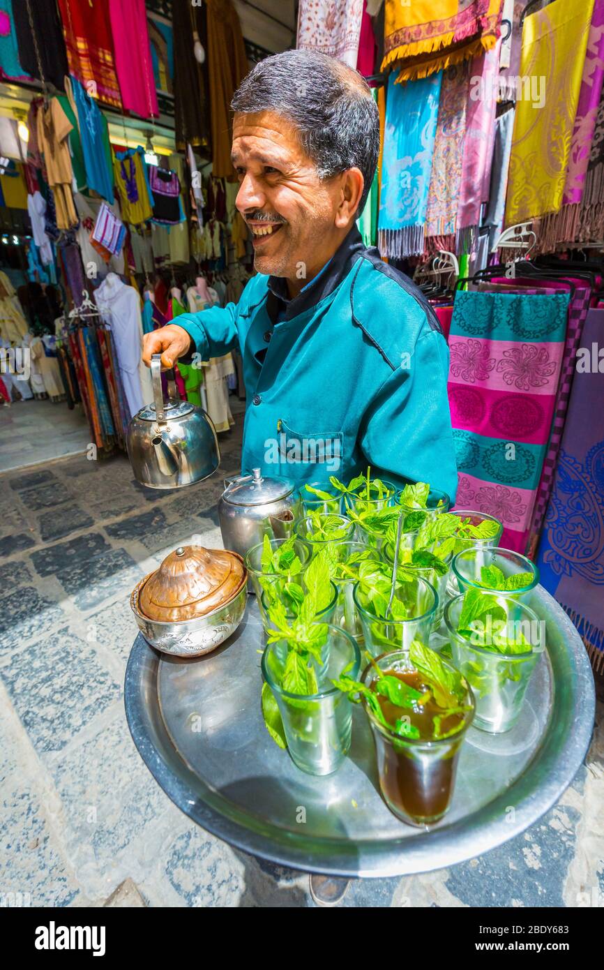 Mann gießt Minztee in Medina. Stockfoto