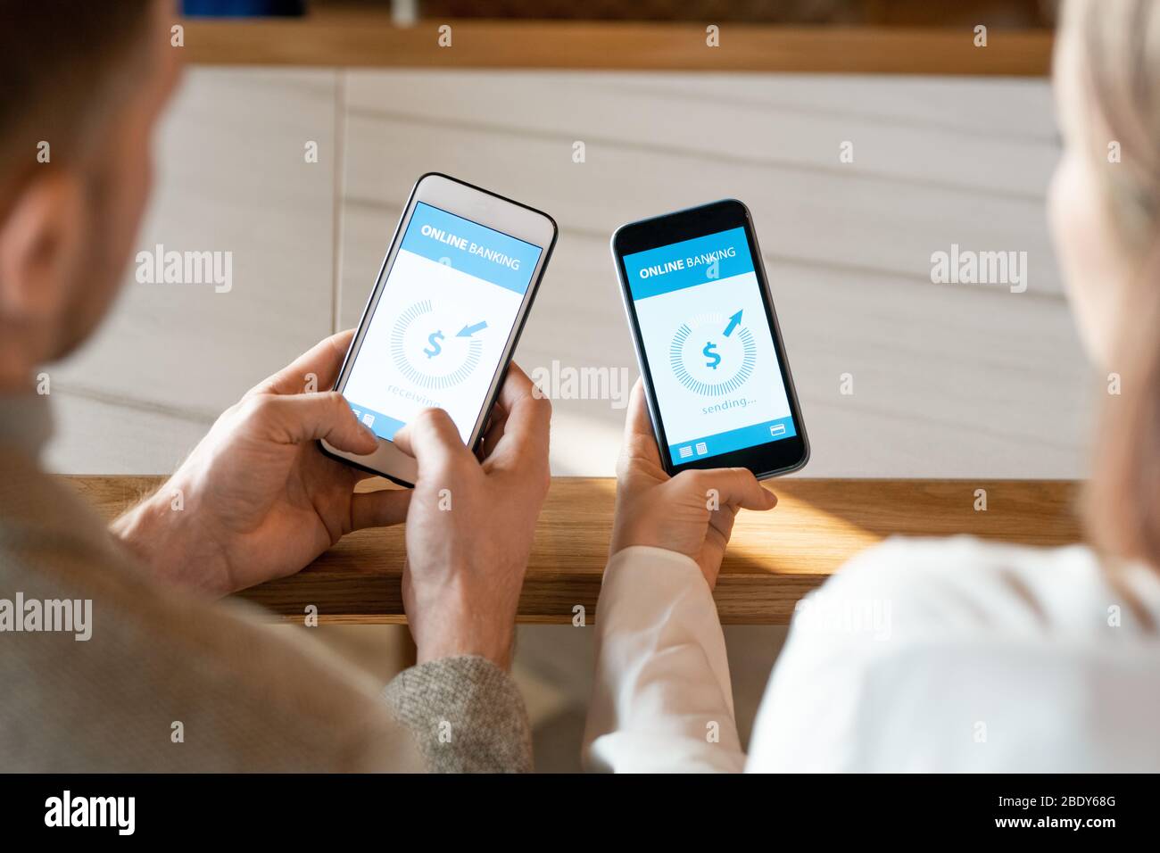 Hände von zwei jungen Daten mit Smartphones während der finanziellen Betrieb des Sendens und Empfangens von Geld durch Online-Banking Stockfoto