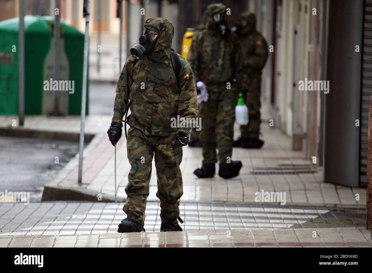 Grao, Spanien. April 2020. Grao, SPANIEN: Am 10. April 2020 laufen mehrere Soldaten in der NBC-Klage während des 28. Tages des spanischen Alarmstaates in Grao, Spanien. (Foto von Alberto Brevers/Pacific Press) Quelle: Pacific Press Agency/Alamy Live News Stockfoto