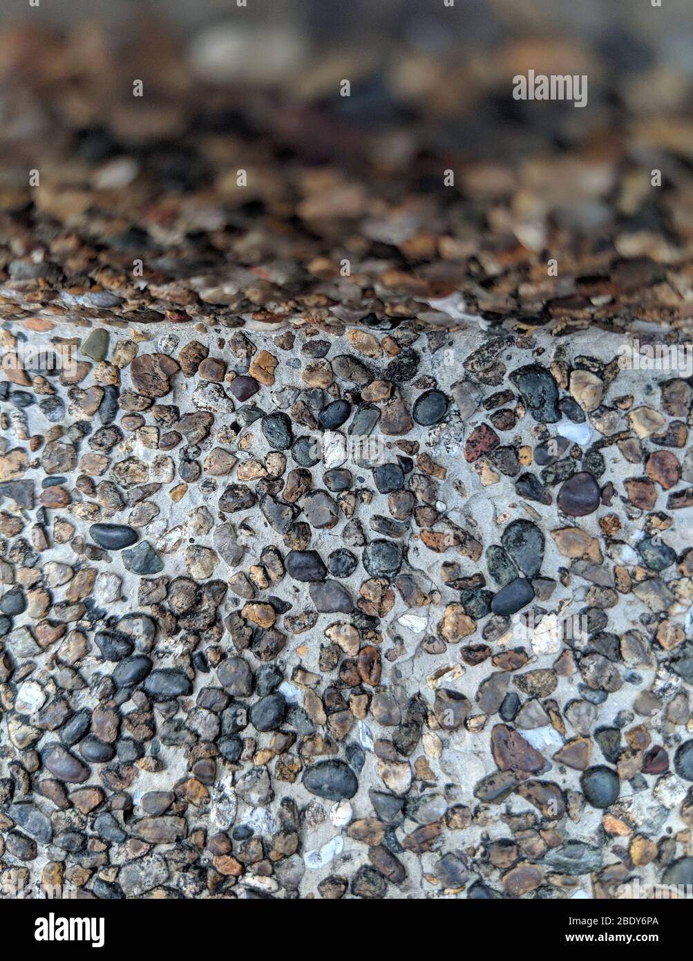 Natürliche Kies Verpackung Textur Hintergrund. Wandoberfläche mit Steinwänden. Stockfoto