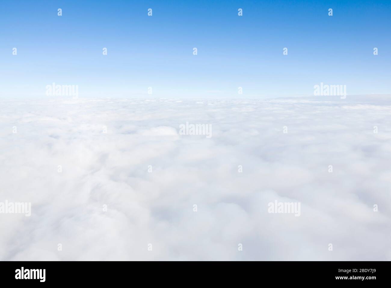 Luftaufnahme über Wolken in der Atmosphäre, zeigt Himmel, Erde und die Umgebung Stockfoto