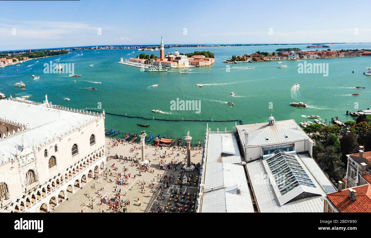 Panorama Blick auf Venedig, Piazza San Marco in Venedig, Italien. Im Hintergrund die Kirche San Giorgio di Maggiore. Stockfoto