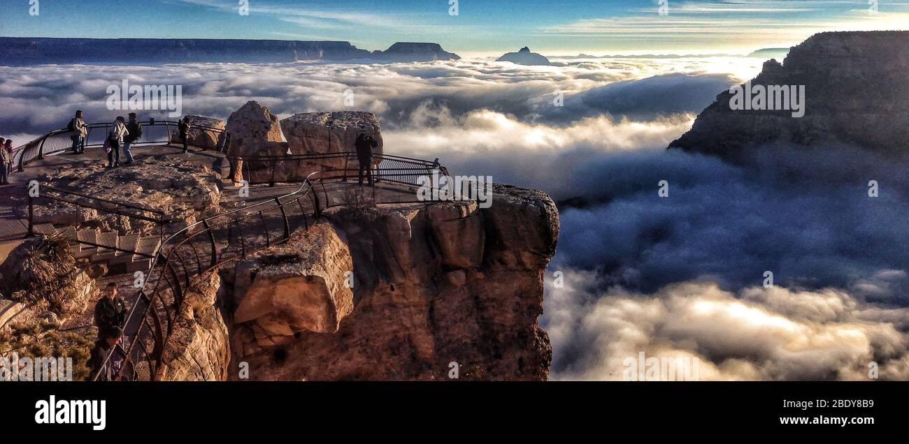 Eine seltene totale Wolkeninversion wurde am 29. November 2013 von Besuchern des Grand Canyon National Park gesehen. Diese Ansicht ist von Mather Point auf dem Südrand. Wolkenumkehrungen entstehen durch das Zusammenspiel von warmen und kalten Luftmassen. Stockfoto