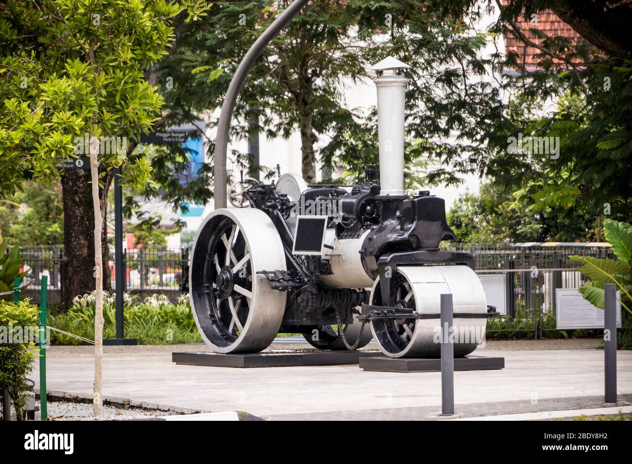 Silberne schwarze Statue einer Aveling Dampfwalze in einem Park in Kuala Lumpur, Malaysia. Stockfoto