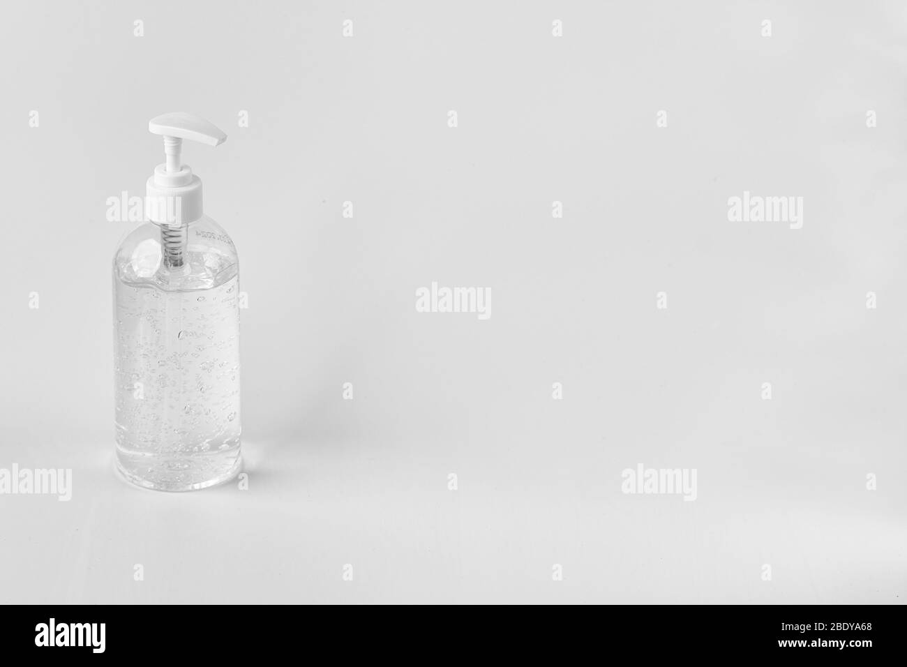 Eine weiße klare Plastikflasche mit transparentem Handdesinfektionsgel auf weißem Hintergrund mit Kopierfläche. Konzept für Coronavirus covid-19 und Stockfoto