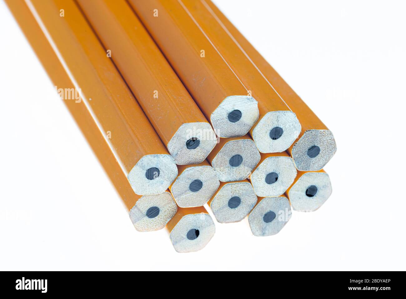 Horizontale Nahaufnahme des Bleiendes einer Gruppe von Bleistiften. Die Bleistifte sind nicht geschärft. Zeigt auf die Kamera. Weißer Hintergrund. Stockfoto