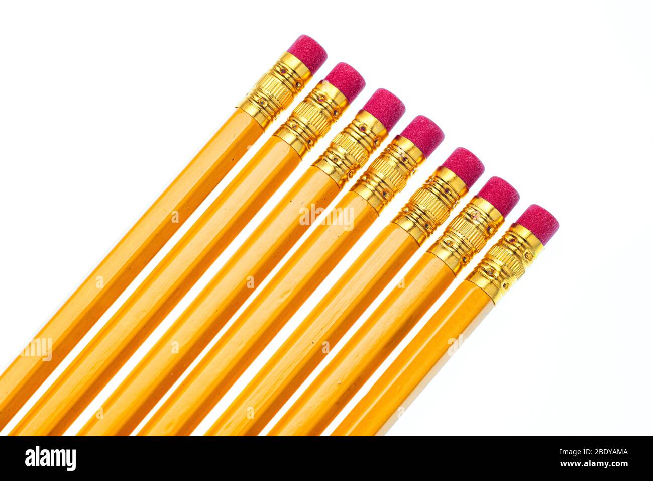 Horizontale Nahaufnahme der Radiergummi-Enden von sieben Bleistiften, die auf der Diagonale liegen. Von unten links nach oben rechts. Weißer Hintergrund. Stockfoto