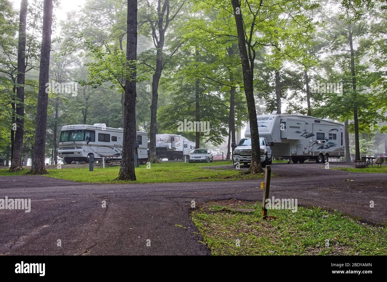 Nebliger Campingplatz, atmosphärisch, bewaldet, Wohnmobile, Freizeitfahrzeuge, Picknicktische, Reise, My Old Kentucky Home State Park, Bardstown, KY, Frühling, Stockfoto