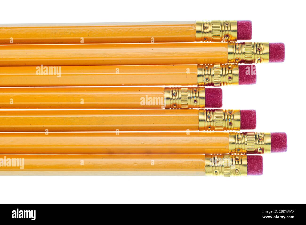 Horizontale Nahaufnahme der Radiererenden von sieben Bleistiften, die horizontal von links nach rechts liegen. Sie liegen ungleichmäßig. Weißer Hintergrund. Stockfoto