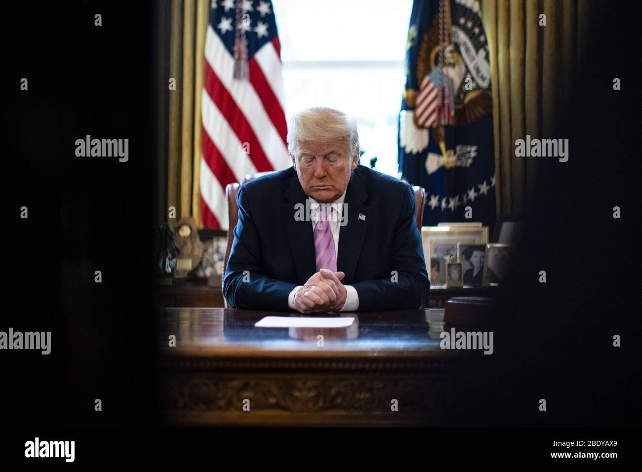 Washington, USA. April 2020. Präsident Donald Trump nimmt am Freitag, den 10. April 2020, in Washington an einem Ostersegen im Oval Office des Weißen Hauses Teil. Foto von Al Drago Quelle: UPI/Alamy Live News Stockfoto