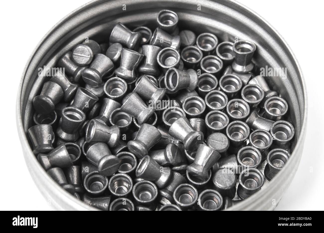 Metall kann mit Bleigeschosse für ein Luftgewehr auf weiß isoliert Stockfoto